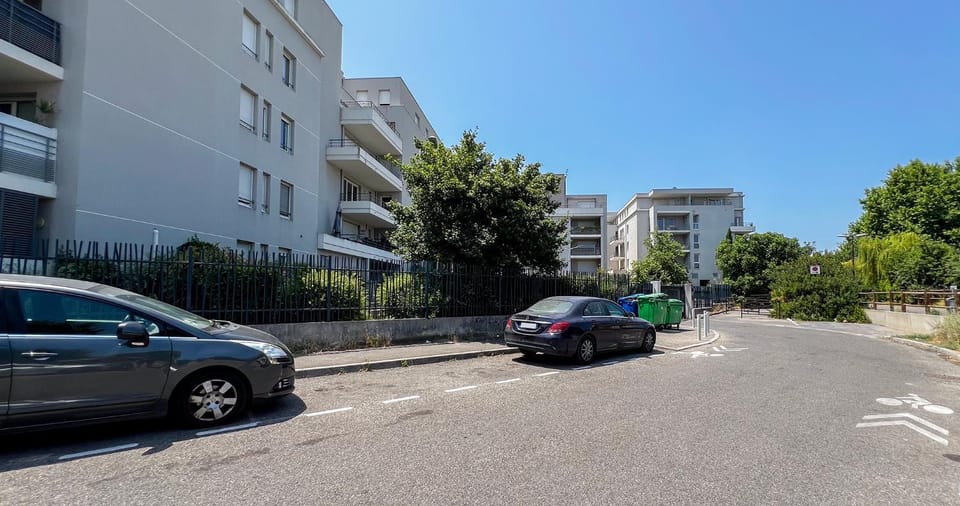 Property building, Neighbourhood, Location
