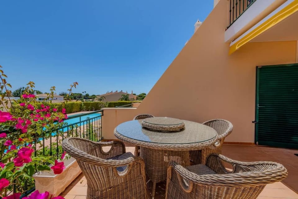 Sao Rafael TownHouse with Pool House in Guia