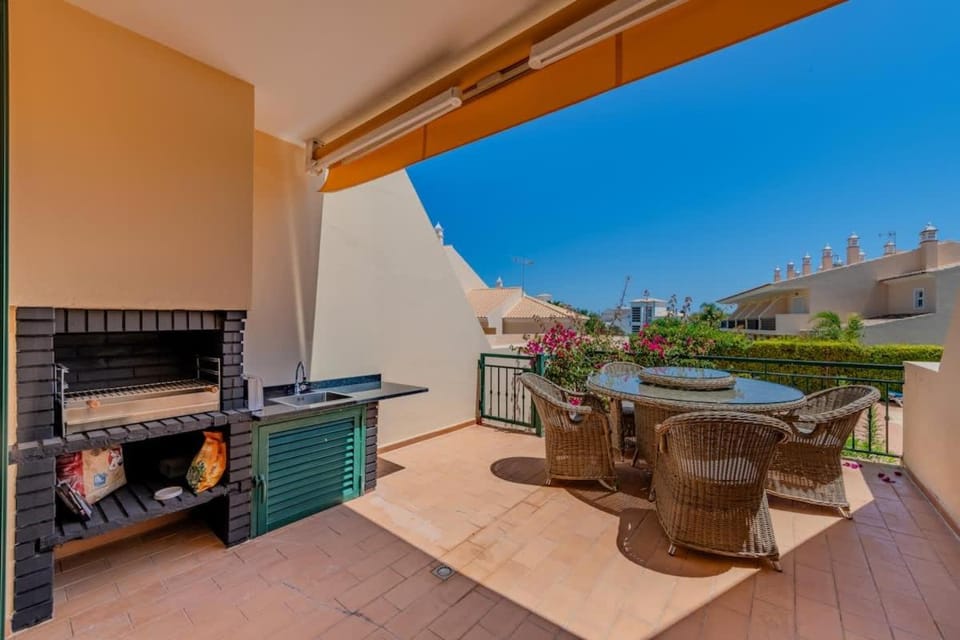 Sao Rafael TownHouse with Pool House in Guia