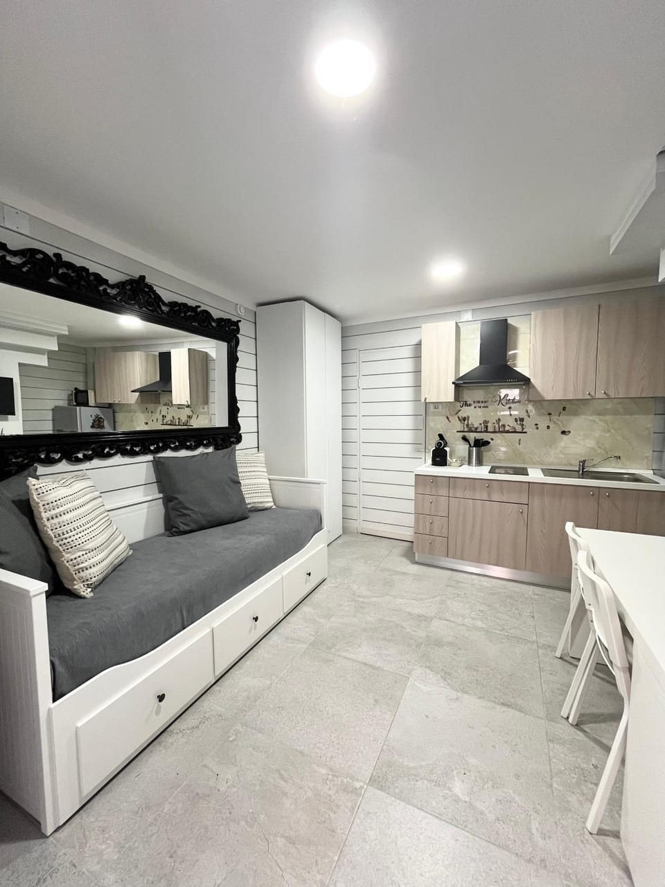 Kitchen or kitchenette, Seating area