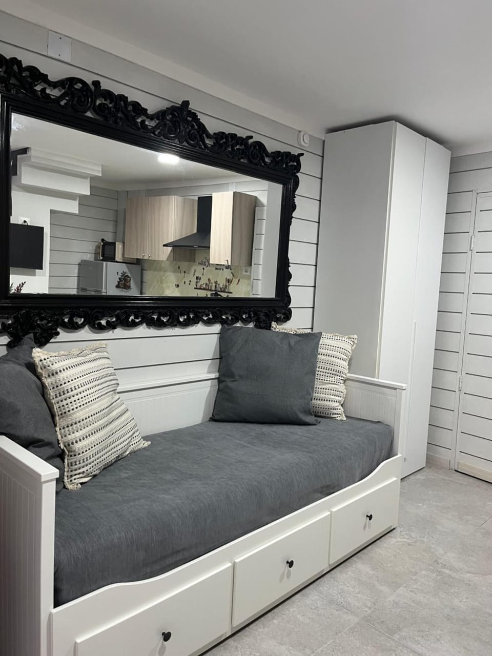 Bed, Living room