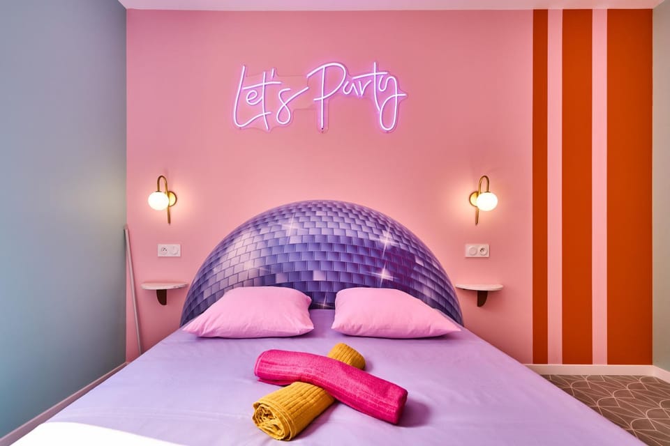 Bed, Bedroom, towels