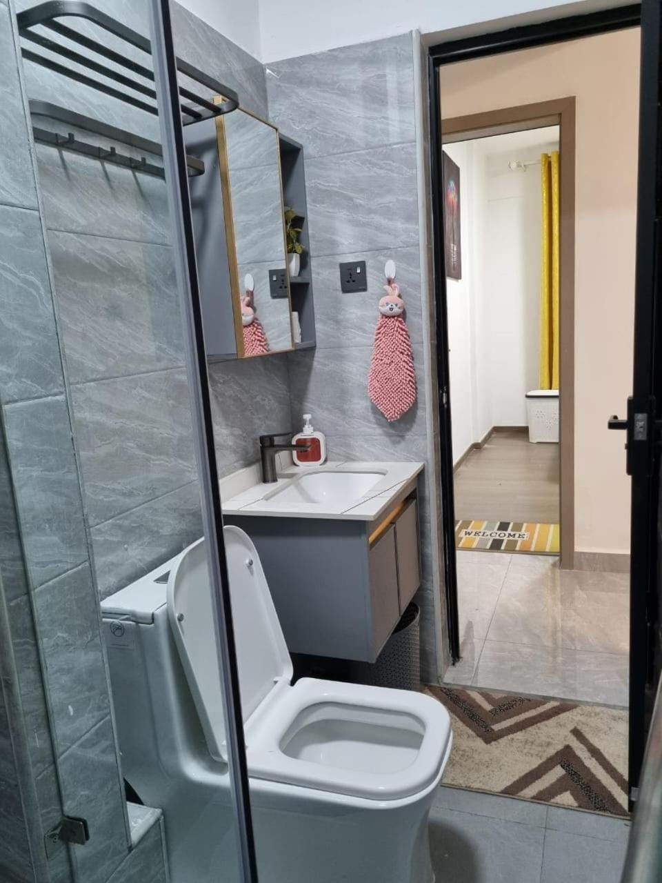 Shower, Toilet, Bathroom, bidet, towels