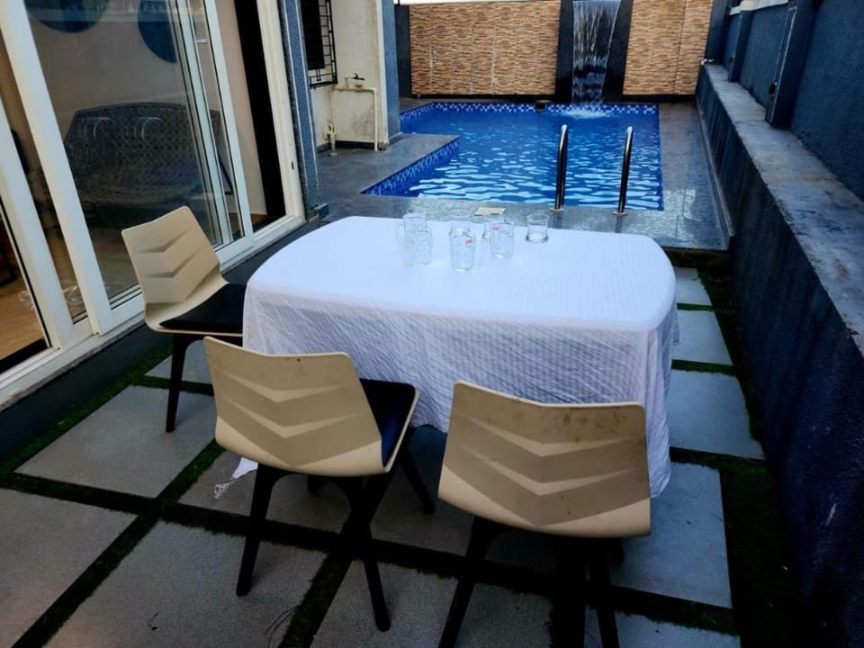 Seating area, Pool view