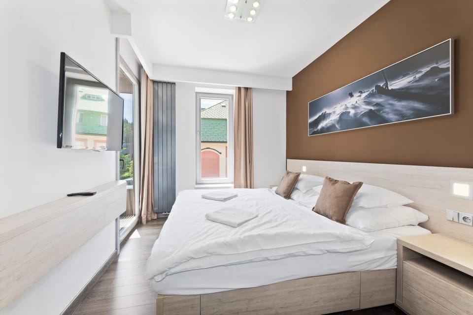 Bed, TV and multimedia, Bedroom