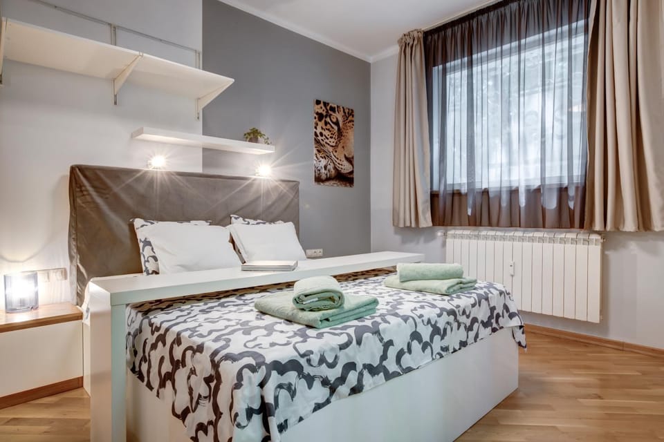 Bed, Bedroom, towels