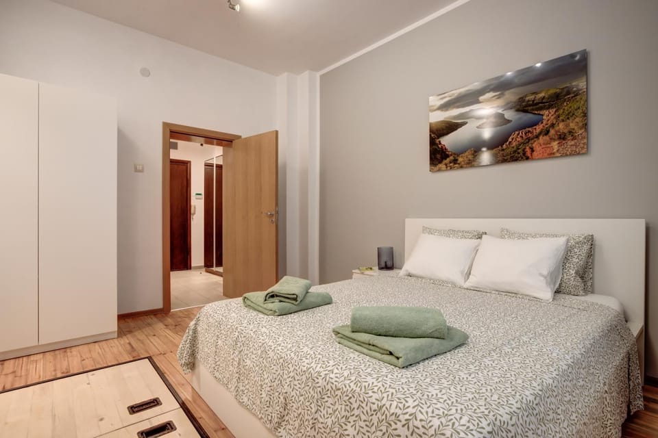 Bed, Bedroom, towels, wardrobe