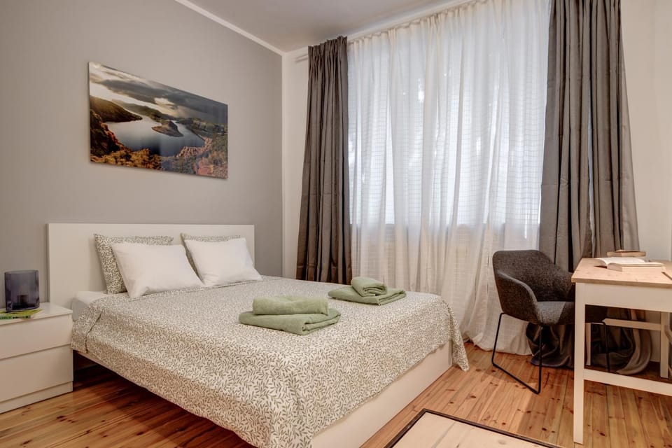 Bed, Bedroom, towels