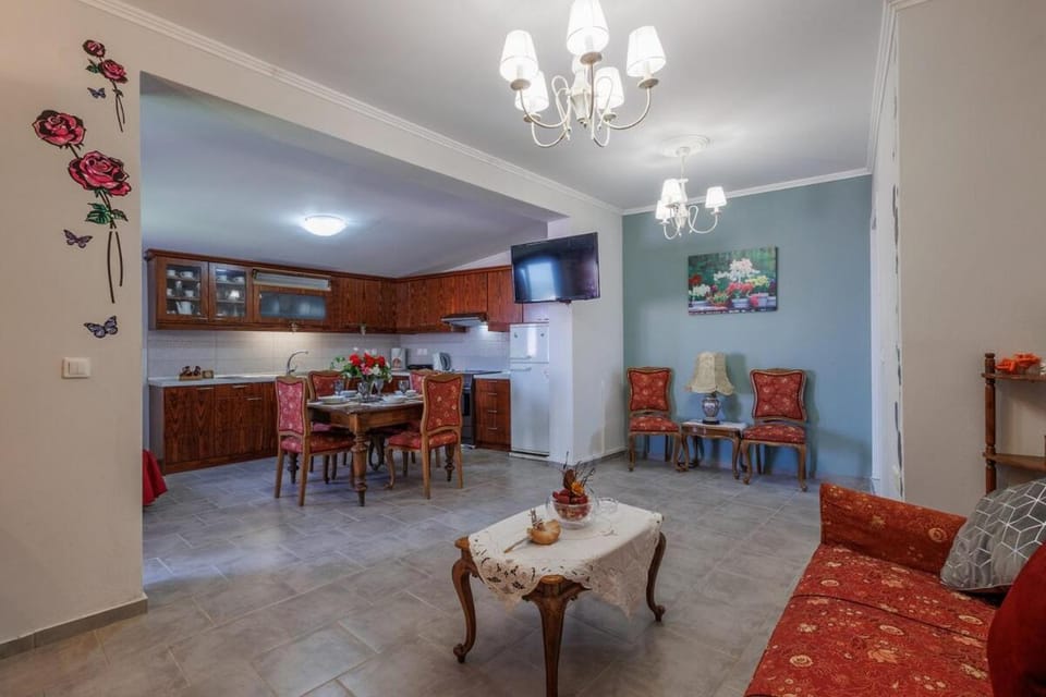 Kitchen or kitchenette, Living room, Seating area, Dining area