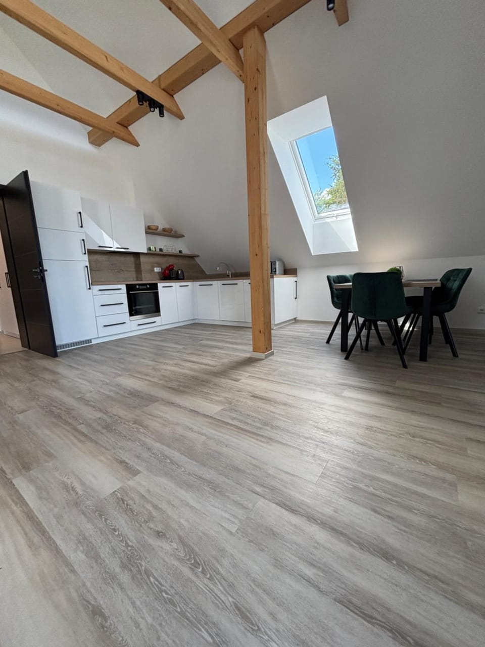 Kitchen or kitchenette, Dining area, stove