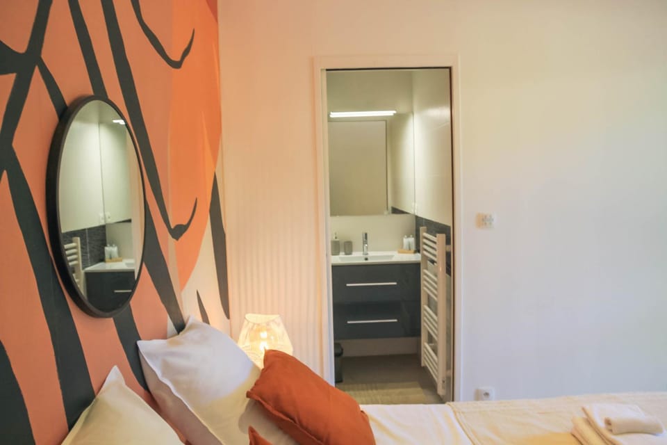 Bed, Bathroom, Photo of the whole room, Bedroom, towels