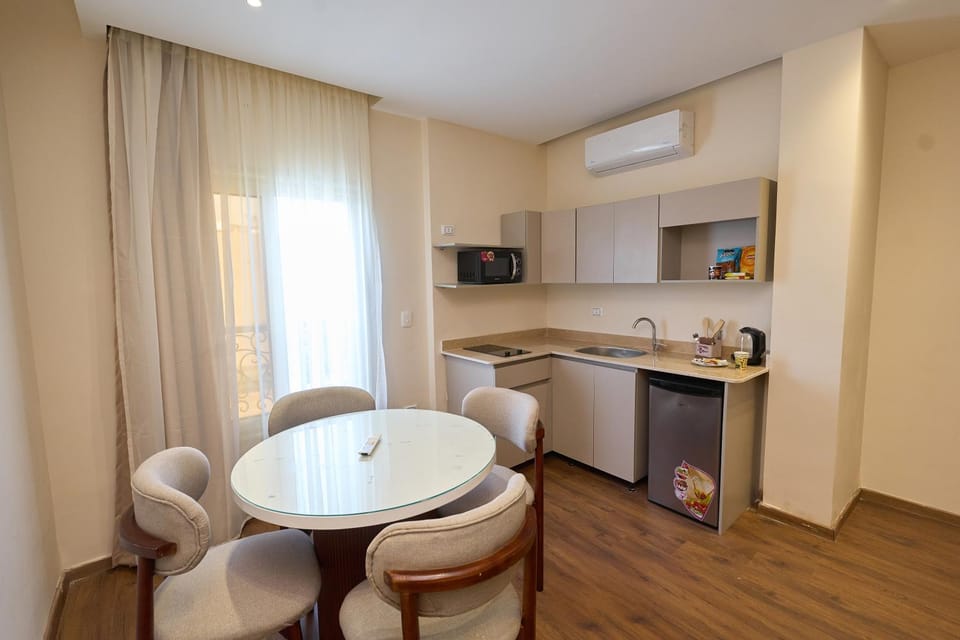 Kitchen or kitchenette, Seating area