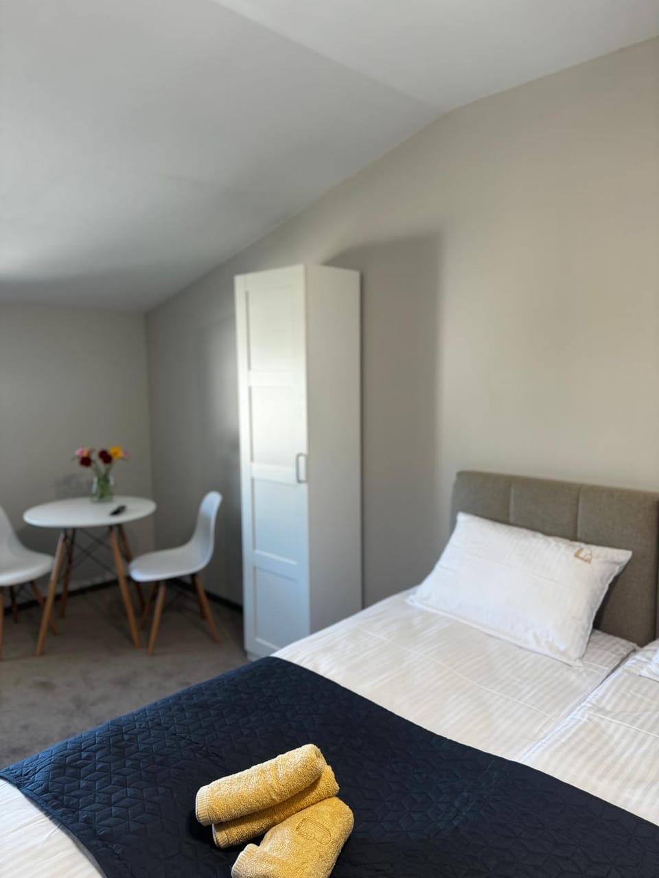 Bed, Photo of the whole room, Bedroom, wardrobe