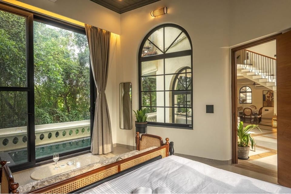 Photo of the whole room, Pool view