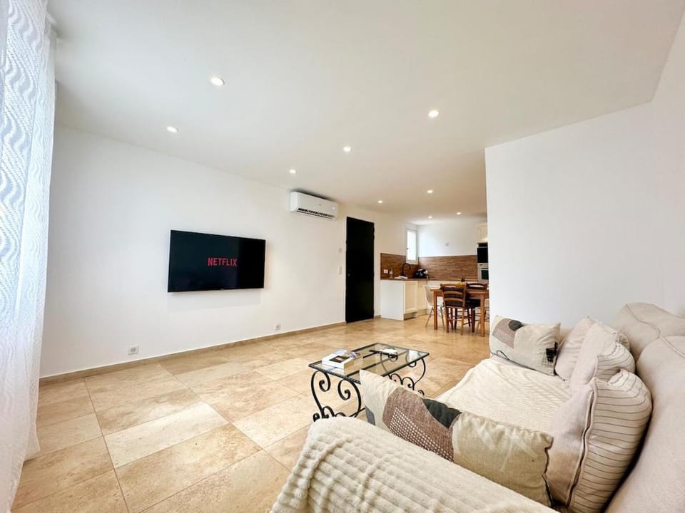 Communal lounge/ TV room, TV and multimedia, Living room, Seating area, Dining area, Evening entertainment, air conditioner