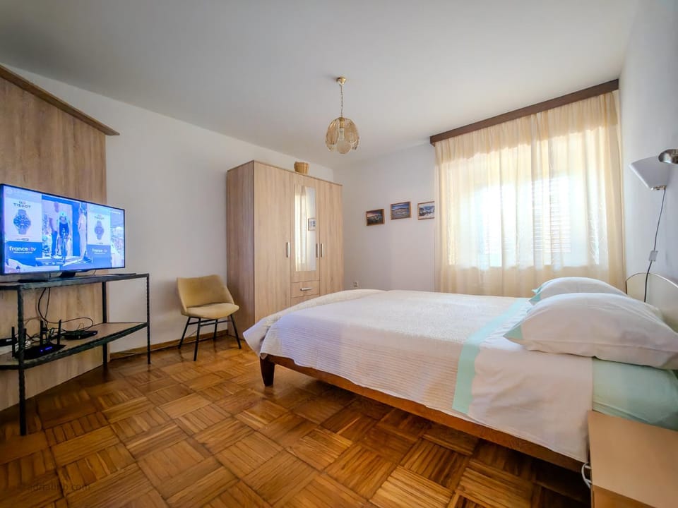 TV and multimedia, Photo of the whole room, Bedroom