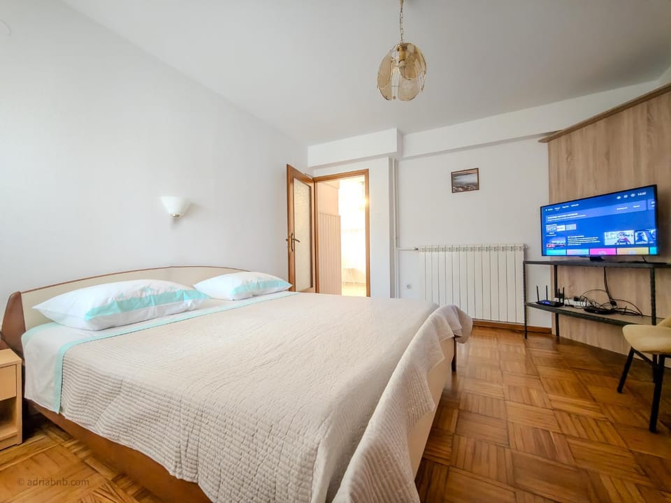 TV and multimedia, Photo of the whole room, Bedroom