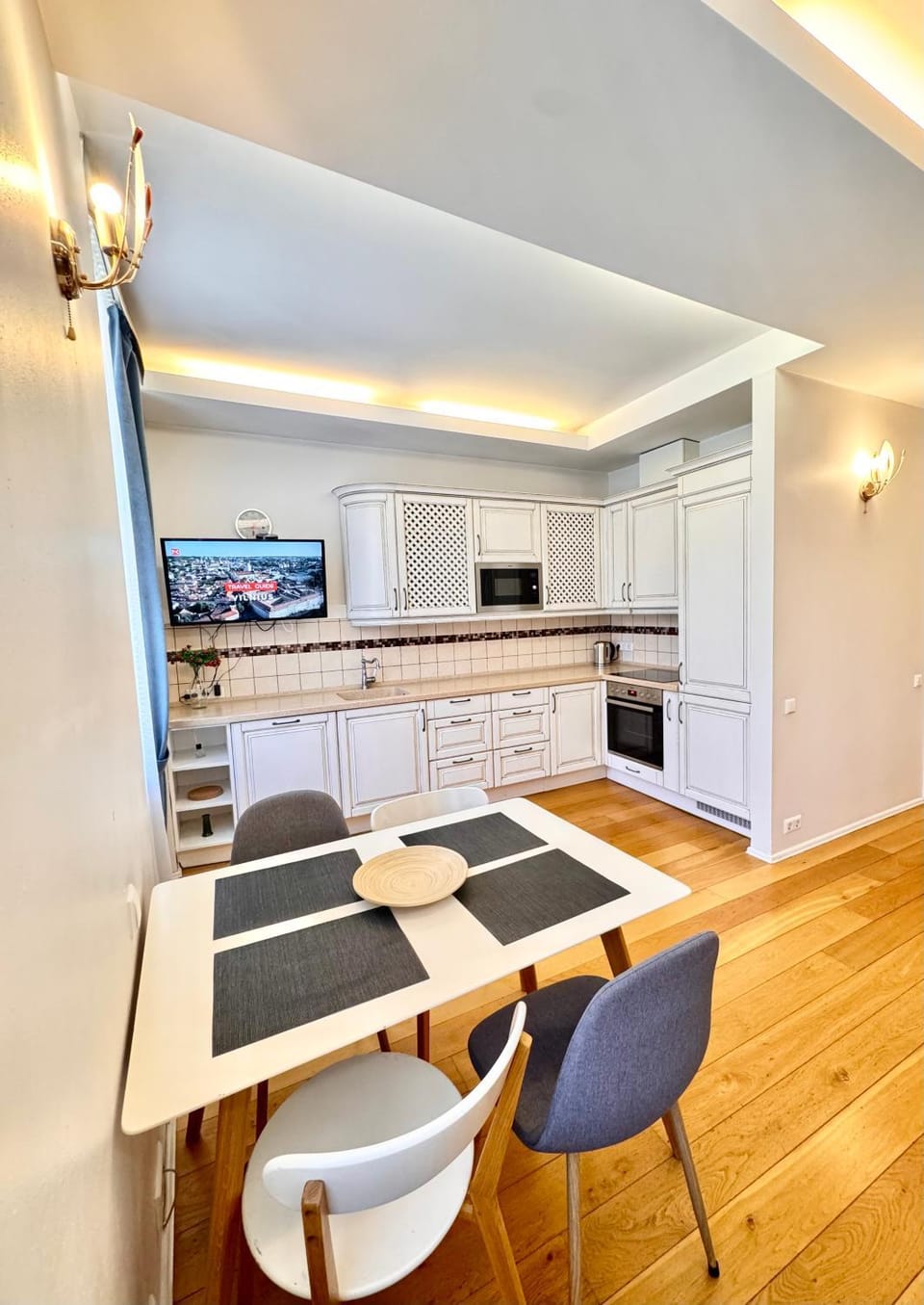 TV and multimedia, Kitchen or kitchenette, Living room, Seating area, Dining area, stove