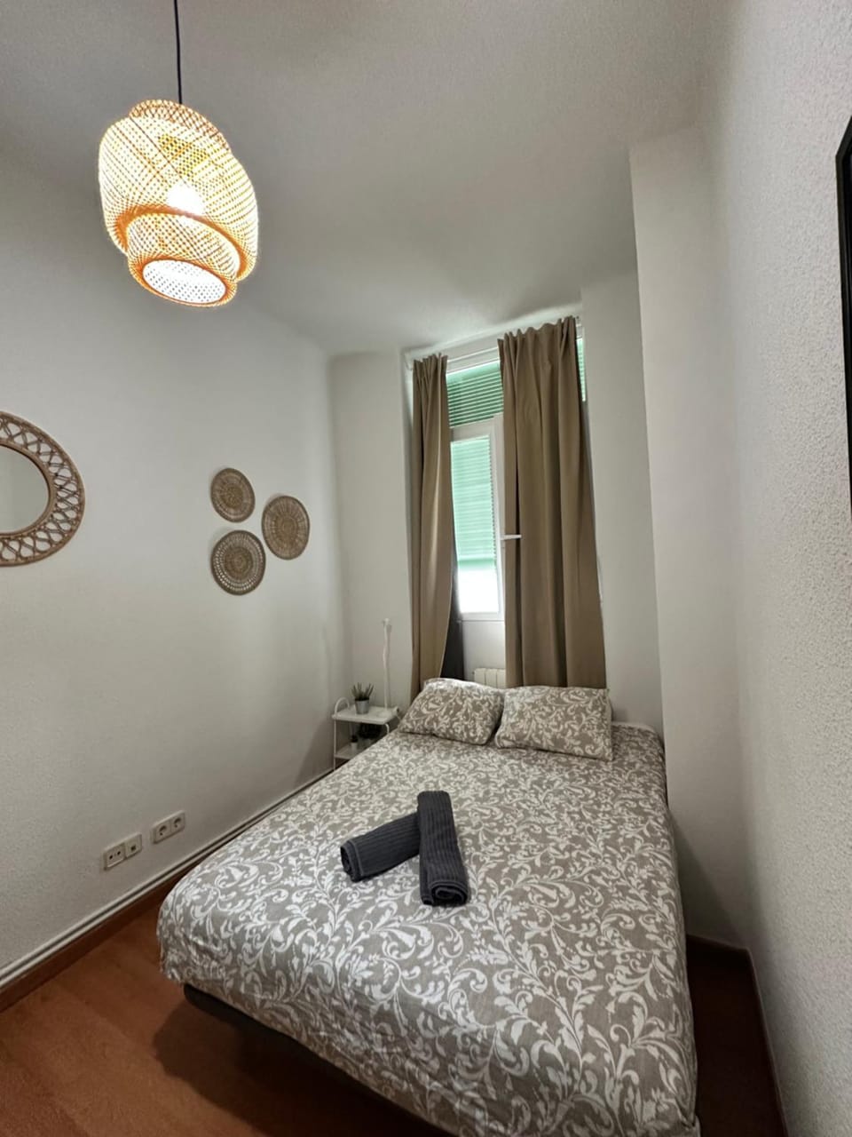 Fernan Gonzalez Street, Private rooms Hostel in Madrid