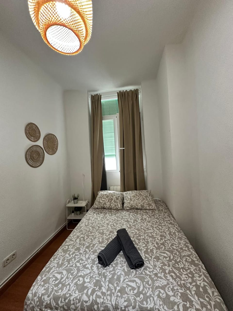 Fernan Gonzalez Street, Private rooms Hostel in Madrid