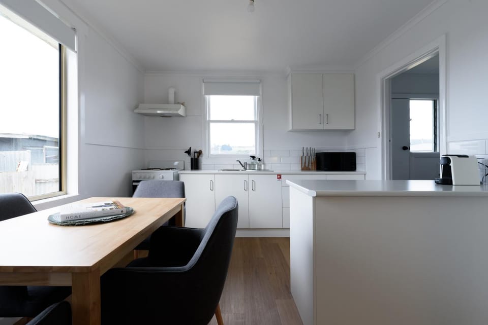 Tidy & Comfortable 2-Bed Home with Study – Close to Town House in Ulverstone