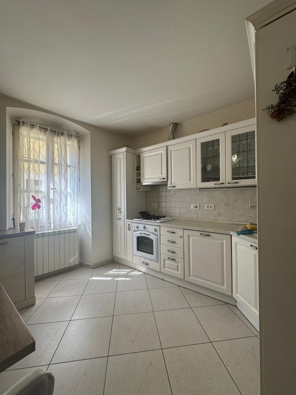 Kitchen or kitchenette, dishwasher, oven