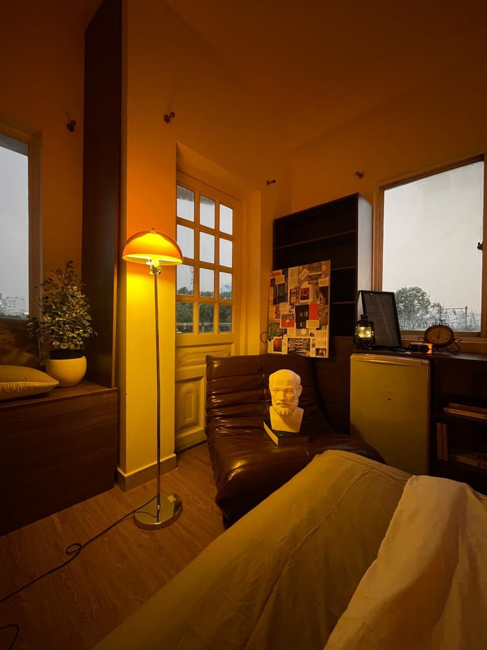 Bed, Photo of the whole room, Seating area, Bedroom