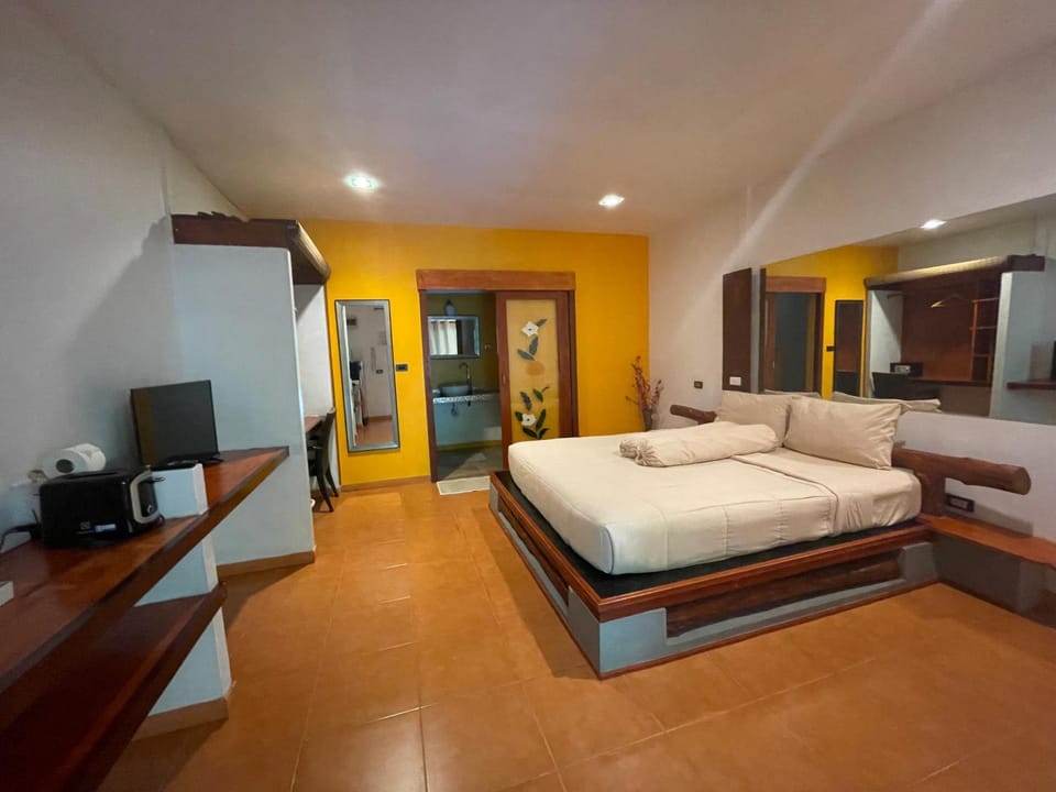 Bed, TV and multimedia, Photo of the whole room, Seating area, Evening entertainment, Bedroom, minibar