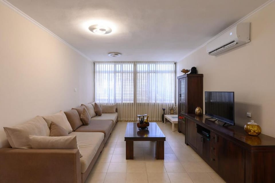 TV and multimedia, Seating area, air conditioner