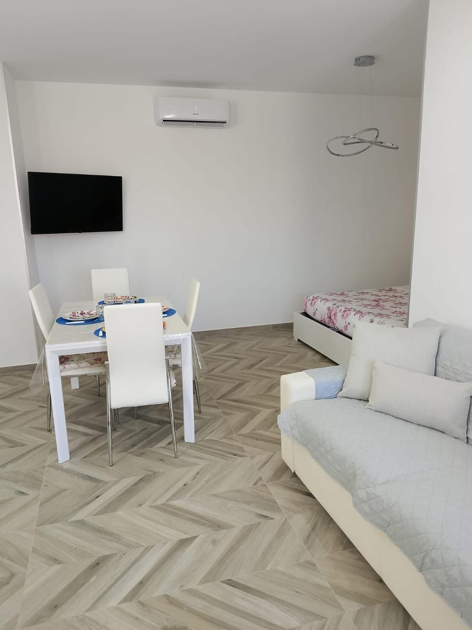 TV and multimedia, Dining area, air conditioner