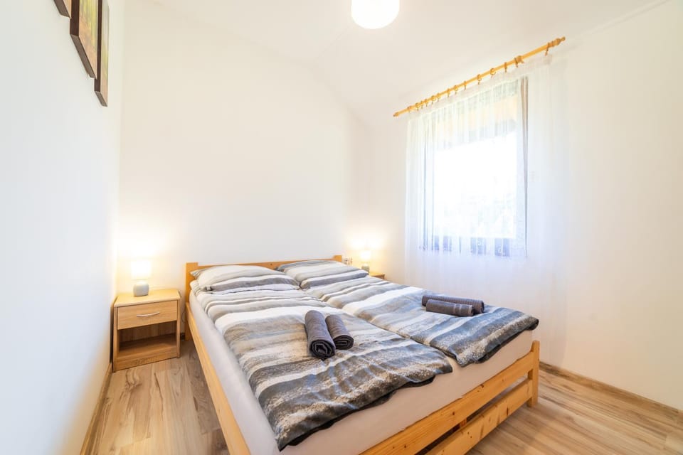 Bed, Bedroom, towels