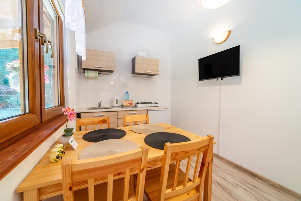 TV and multimedia, Kitchen or kitchenette, Dining area, air conditioner