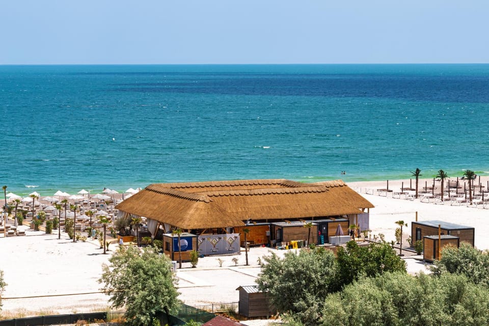 Restaurant/places to eat, Lounge or bar, Beach
