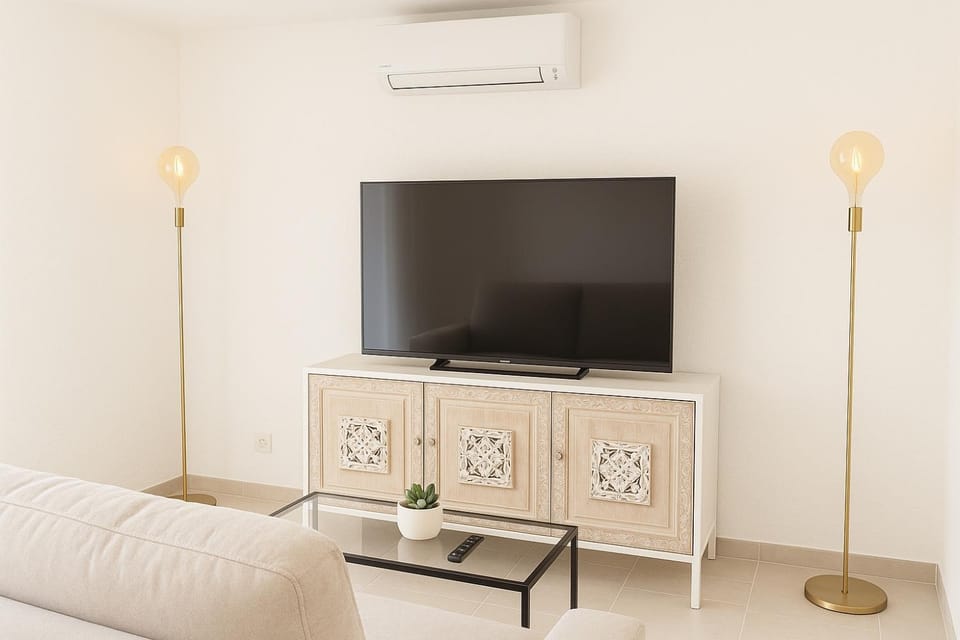 Communal lounge/ TV room, TV and multimedia, air conditioner