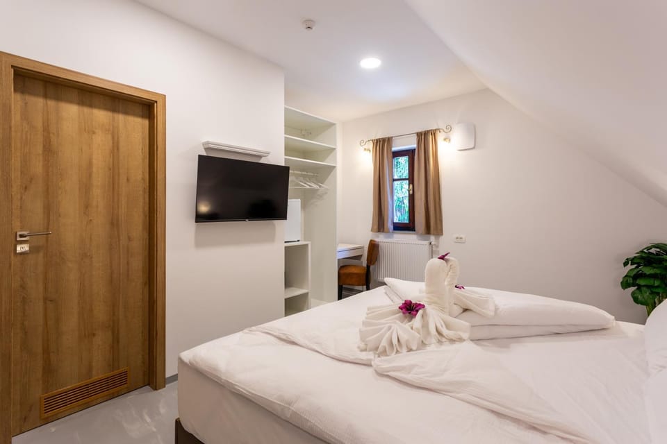 Bed, TV and multimedia, Photo of the whole room, Bedroom, towels, wardrobe