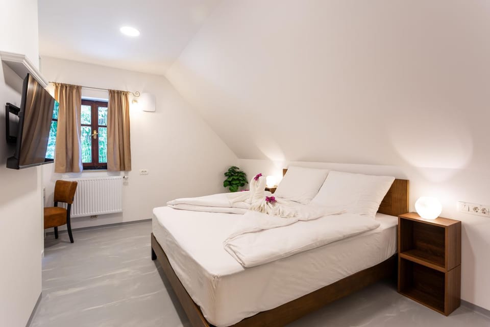 Bed, TV and multimedia, Photo of the whole room, Decorative detail, Bedroom, towels