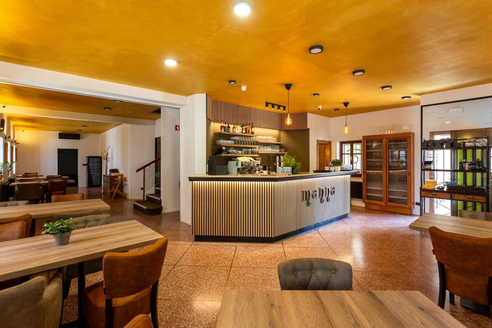 Lounge or bar, Lounge or bar, Food and drinks, Decorative detail, group of guests