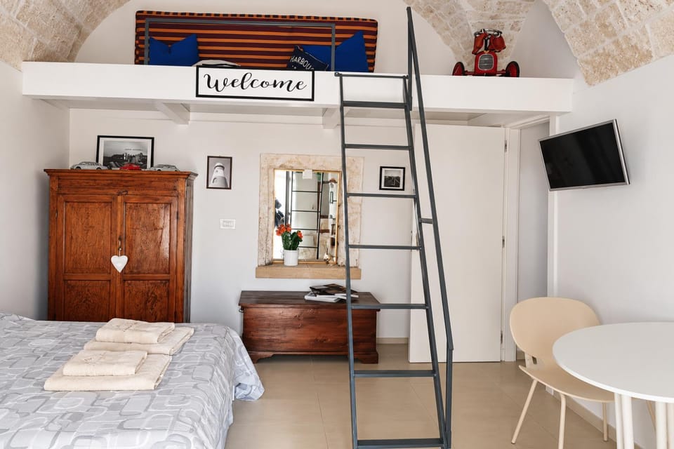 Bed, TV and multimedia, Decorative detail, Dining area, Bedroom