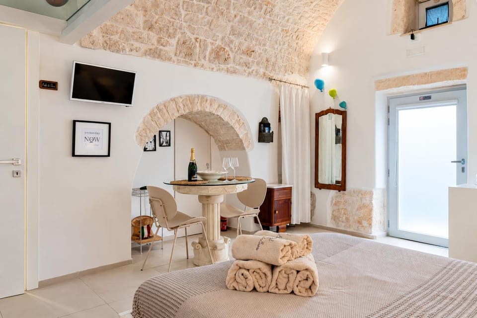 Facade/entrance, Bed, TV and multimedia, Decorative detail, Dining area, Bedroom, towels
