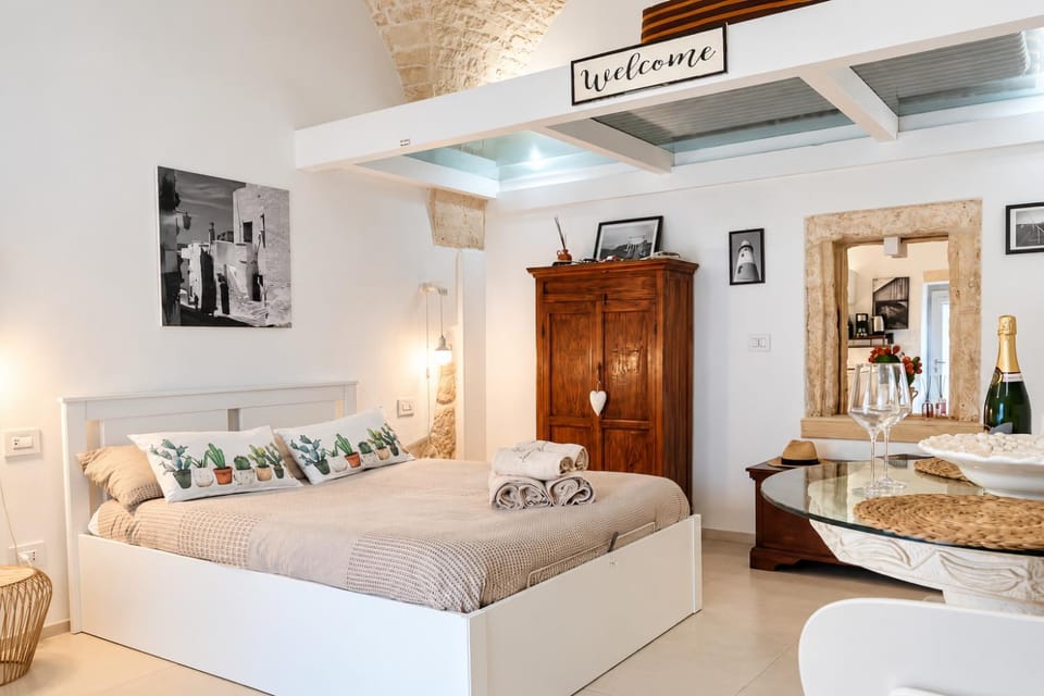 Bed, Decorative detail, Dining area, Bedroom