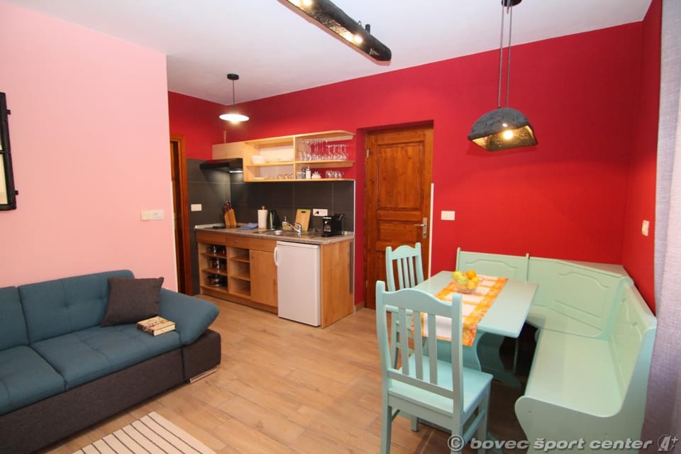 Coffee/tea facilities, Kitchen or kitchenette, Living room, Seating area, Dining area