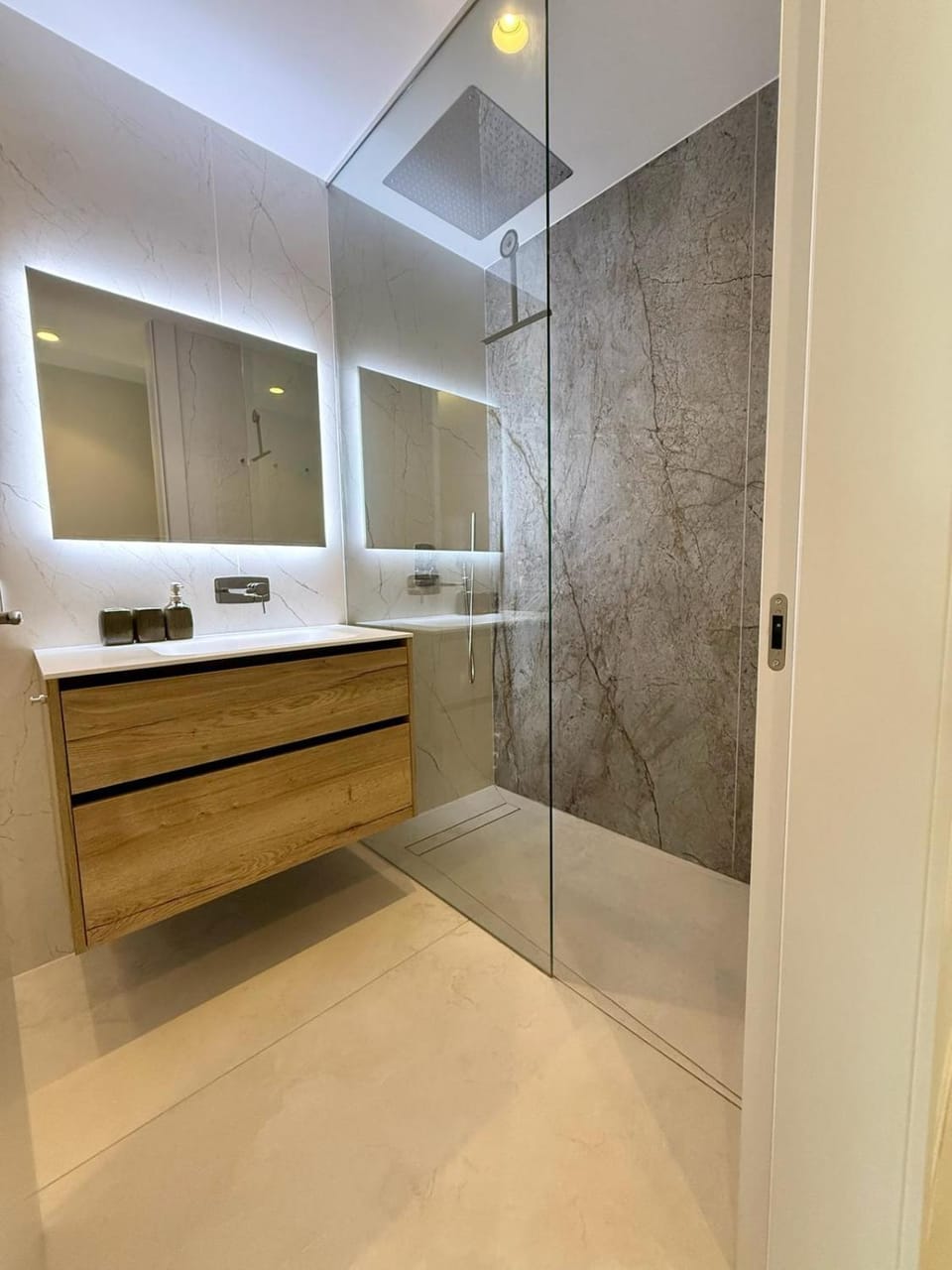 Luxury Beachfront Villa with Private Pool by Leo Apartments Villa in Benidorm