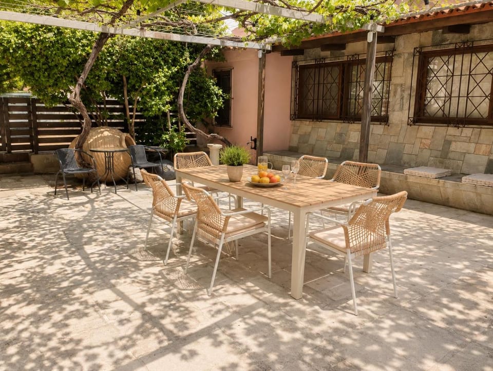 Patio, Day, BBQ facilities, Lounge or bar, Seating area, Dining area