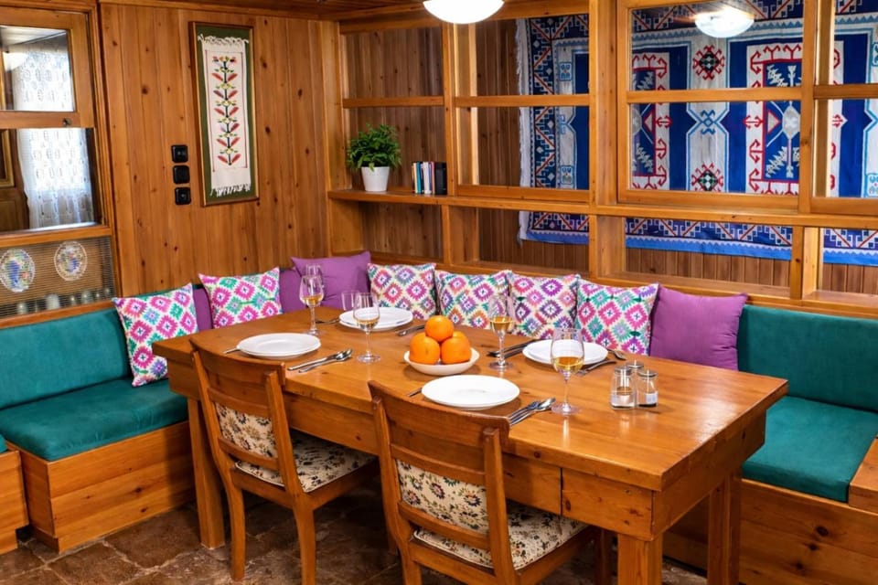 Food and drinks, Seating area, Dining area, Food