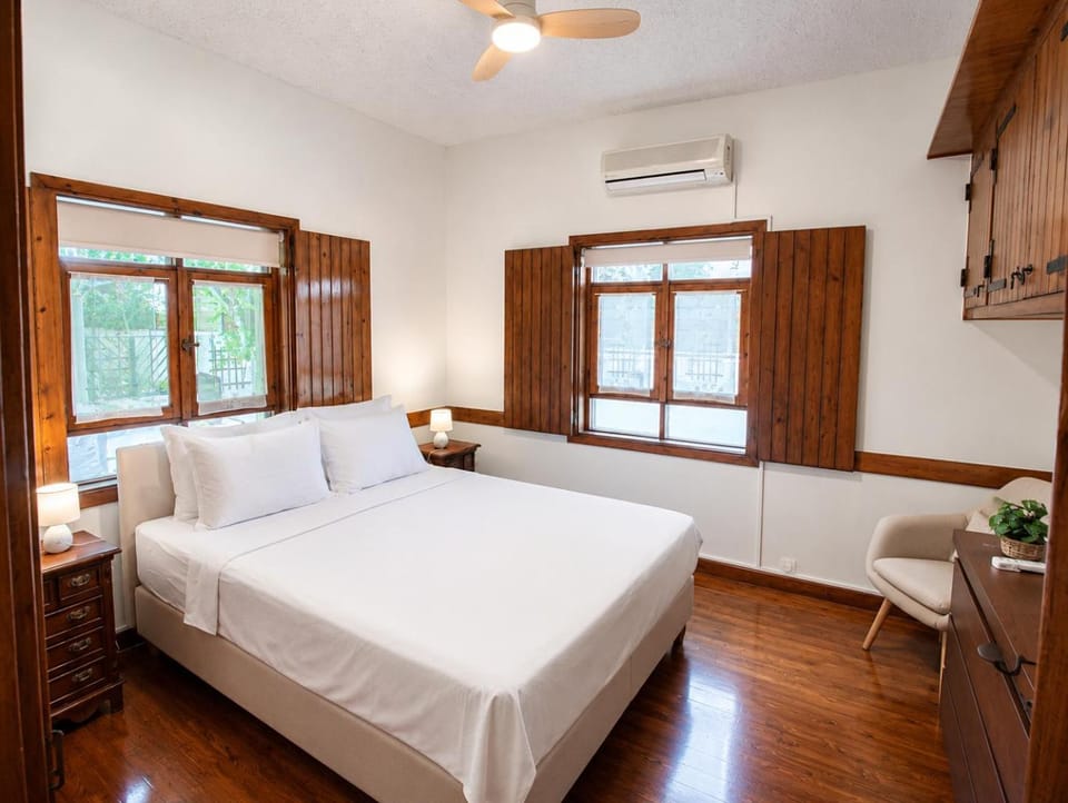 Bed, TV and multimedia, Photo of the whole room, Bedroom, towels, wardrobe, air conditioner