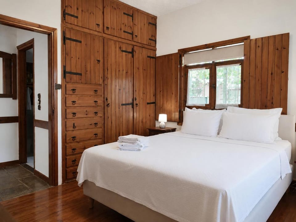 Bed, TV and multimedia, Photo of the whole room, Bedroom, wardrobe, air conditioner