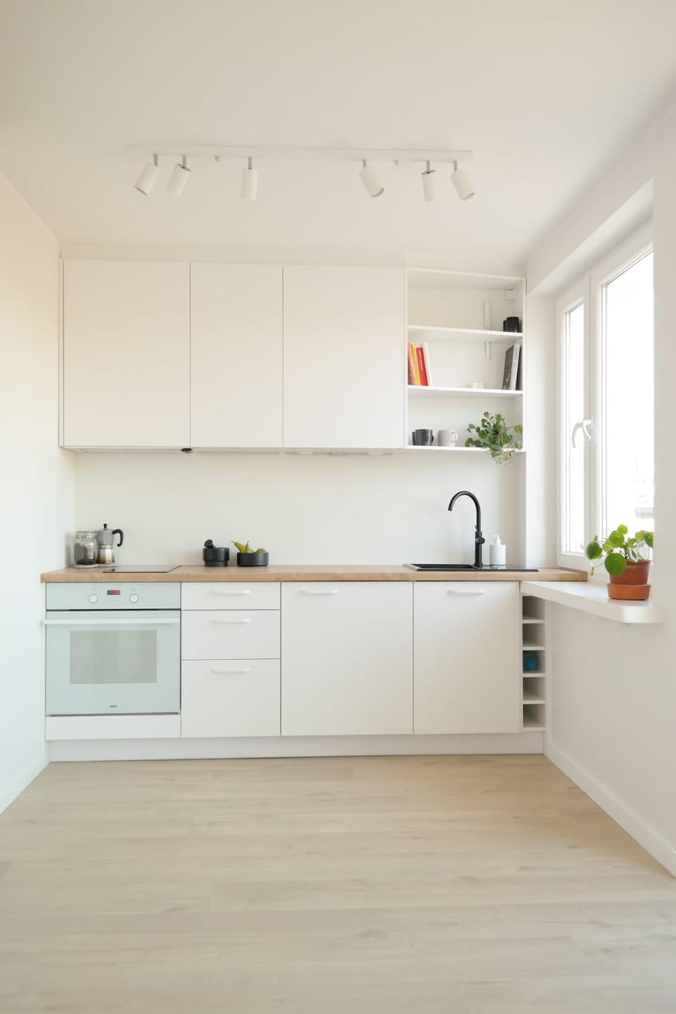 Coffee/tea facilities, Kitchen or kitchenette, stove