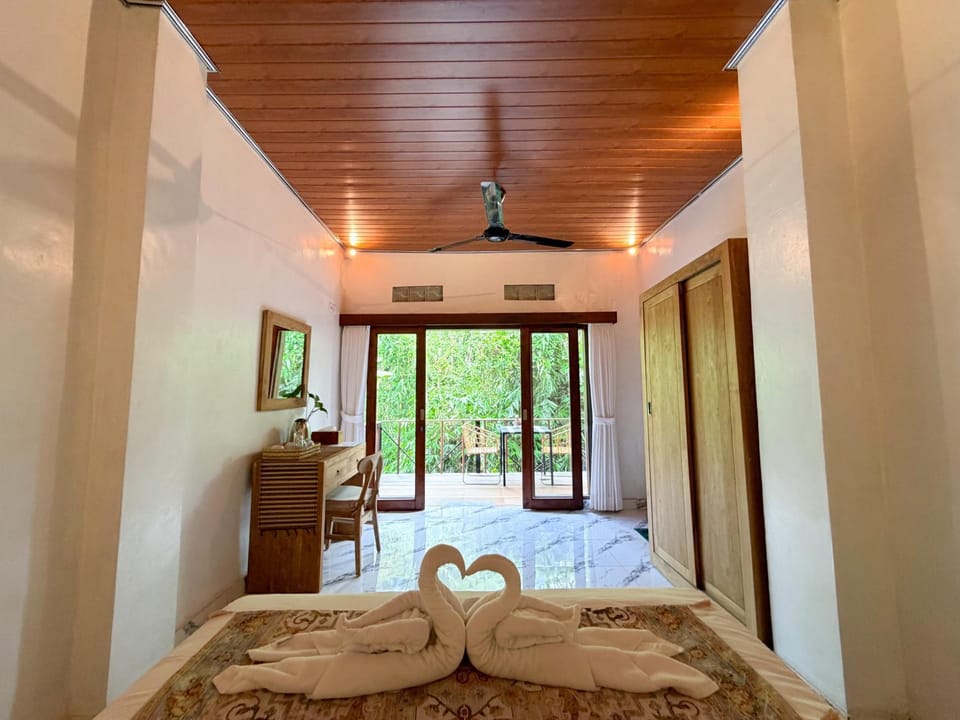 Bed, Photo of the whole room, Bedroom, fireplace, towels, wardrobe