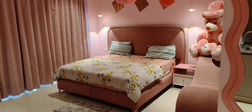 LuxePink Teddd Jucuzzi Studio-PrivatePatio Apartment in Gurugram