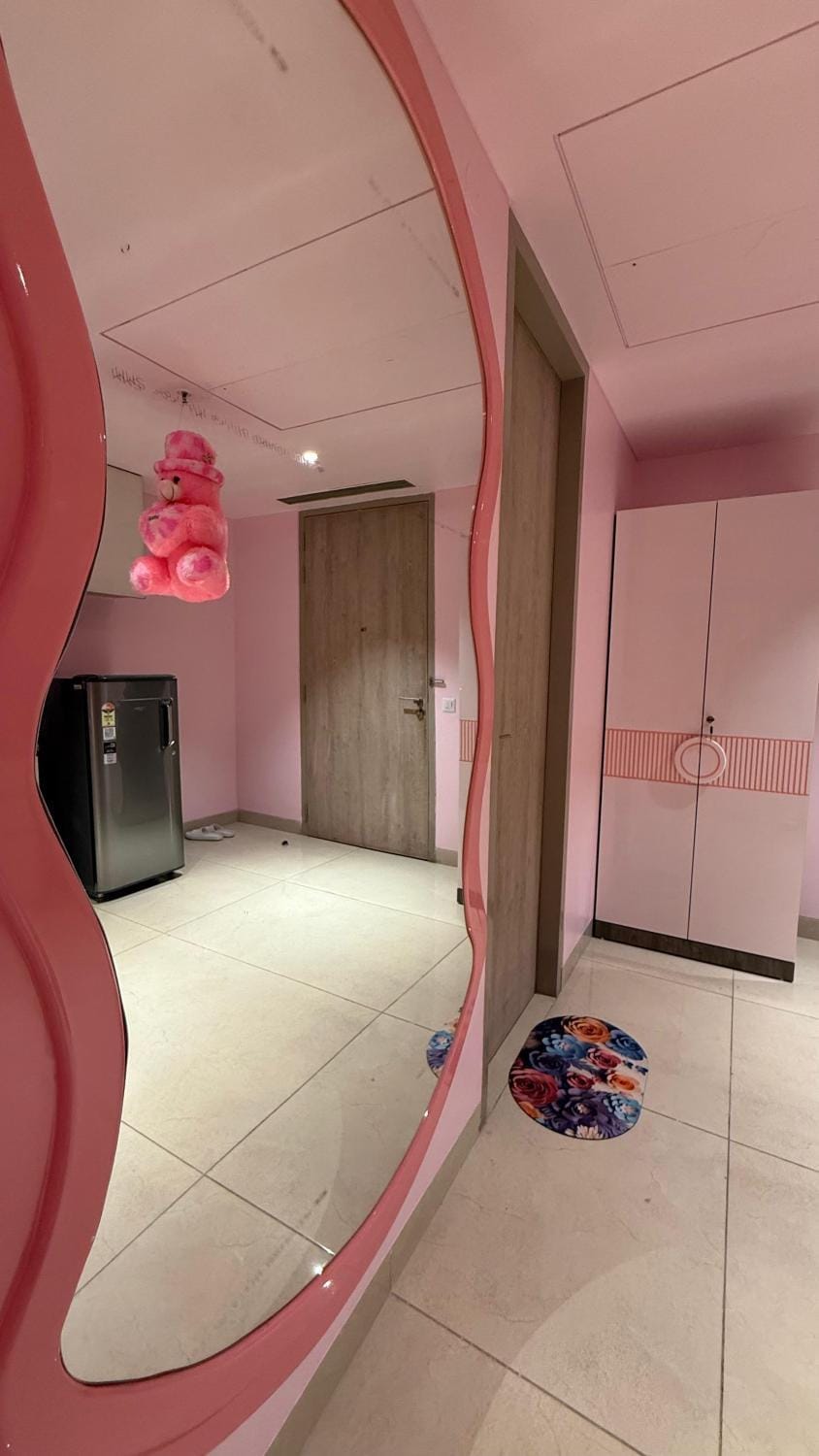LuxePink Teddd Jucuzzi Studio-PrivatePatio Apartment in Gurugram